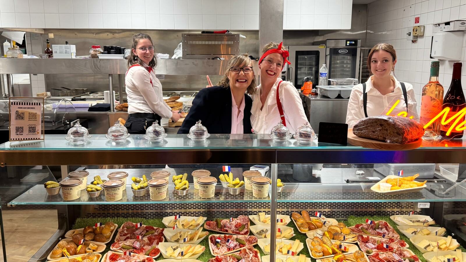 Le marché : cuisine ouverte avec vitrine de planches apéro et tapas à partager