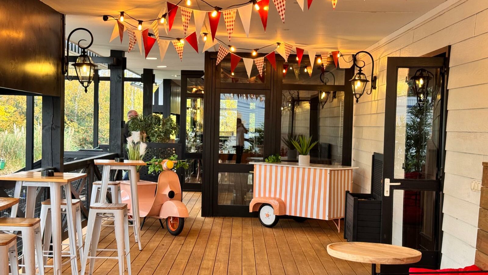 Terrasse couverte esprit guinguette, du bar restaurant La Bringu'ette à Chouchou